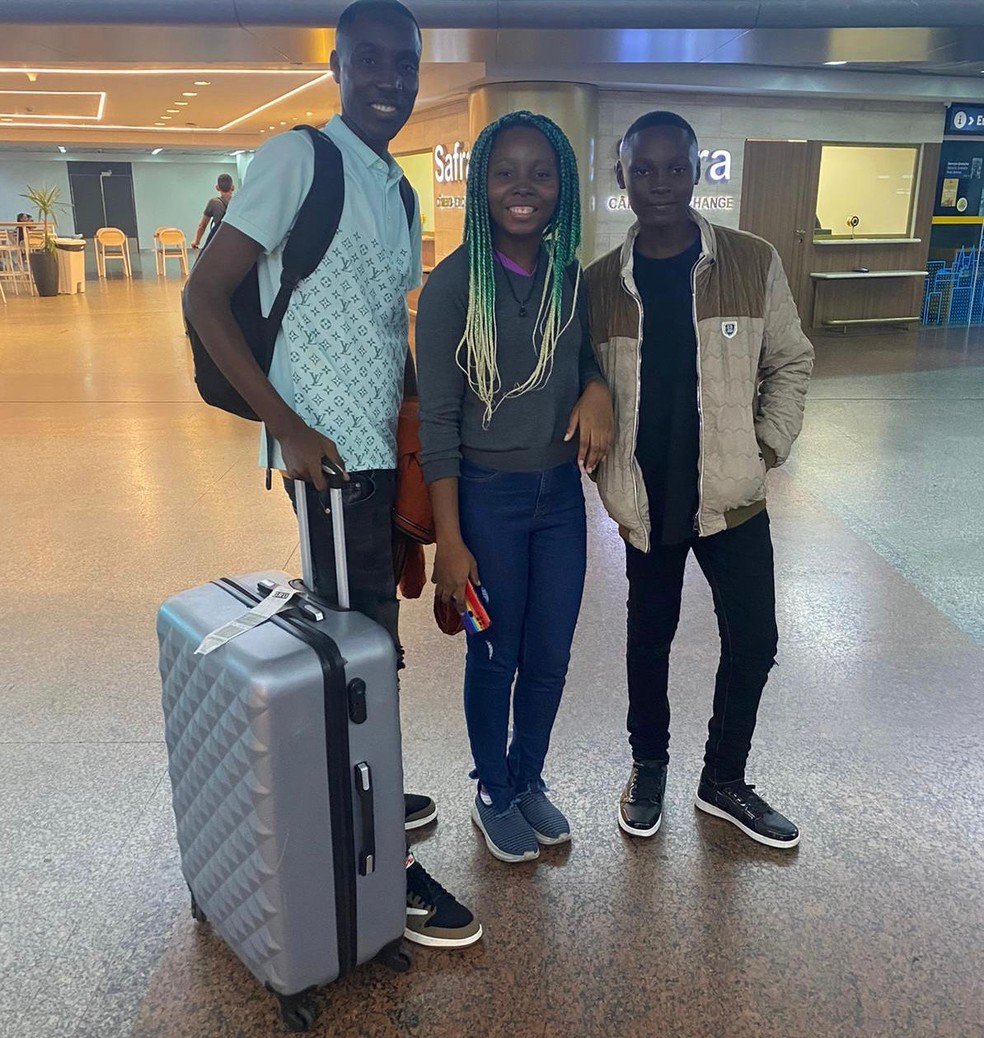 Maravilha recebe os irmãos Adilson e Dinis, no Aeroporto de Congonhas, em São Paulo — Foto: Álbum de família