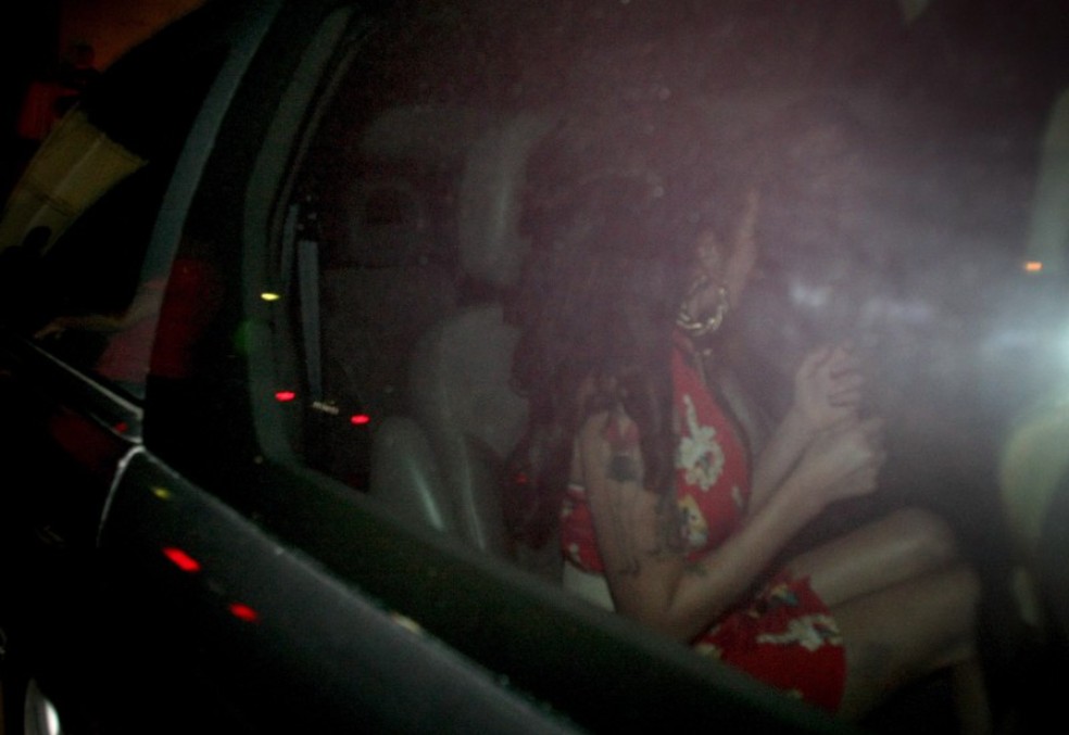 Amy Winehouse deixando hotel no Rio para show em Florianópolis — Foto: Marcelo Piu/Agência O GLOBO