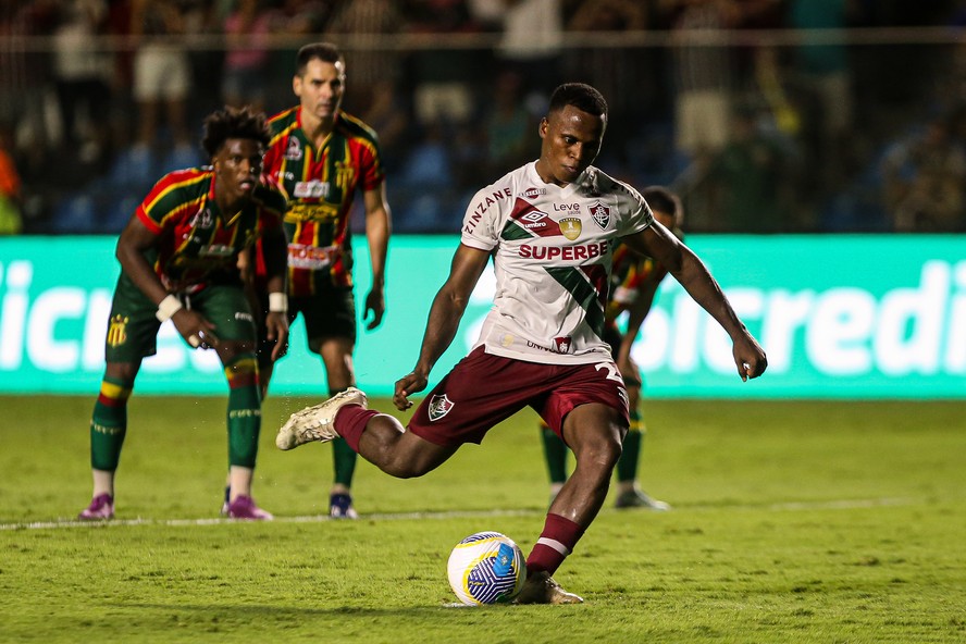 Jhon Arias marca, de pênalti, para o Fluminense