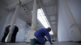 Cerca de 70 empregados trabalham na restauração do Museu Nacional de Belas Artes — Foto: Custodio Coimbra