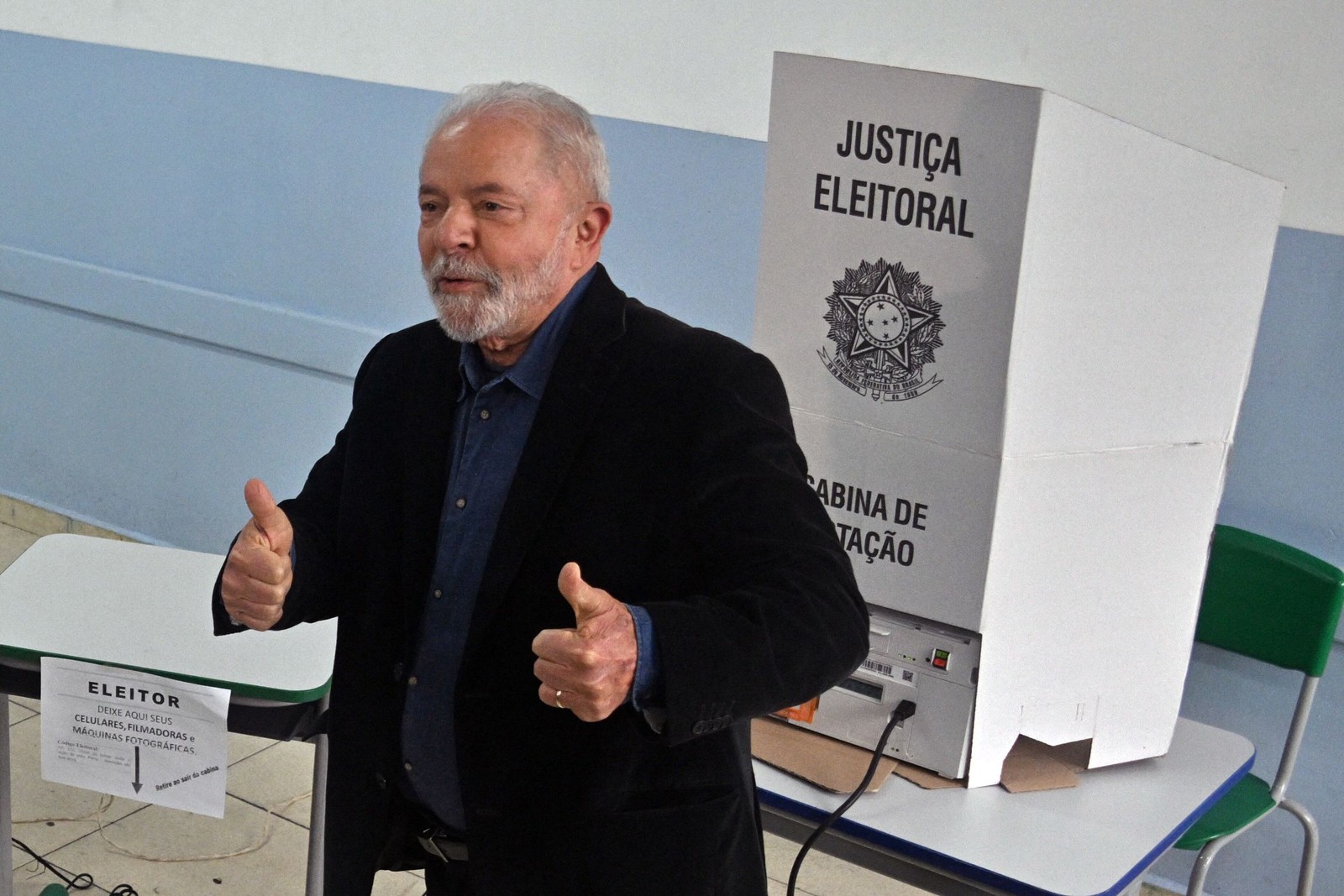 Ex-presidente Lula compareceu à sua seção de votação antes das 9h deste domingo de eleição. — Foto: Nelson Almeida / AFP