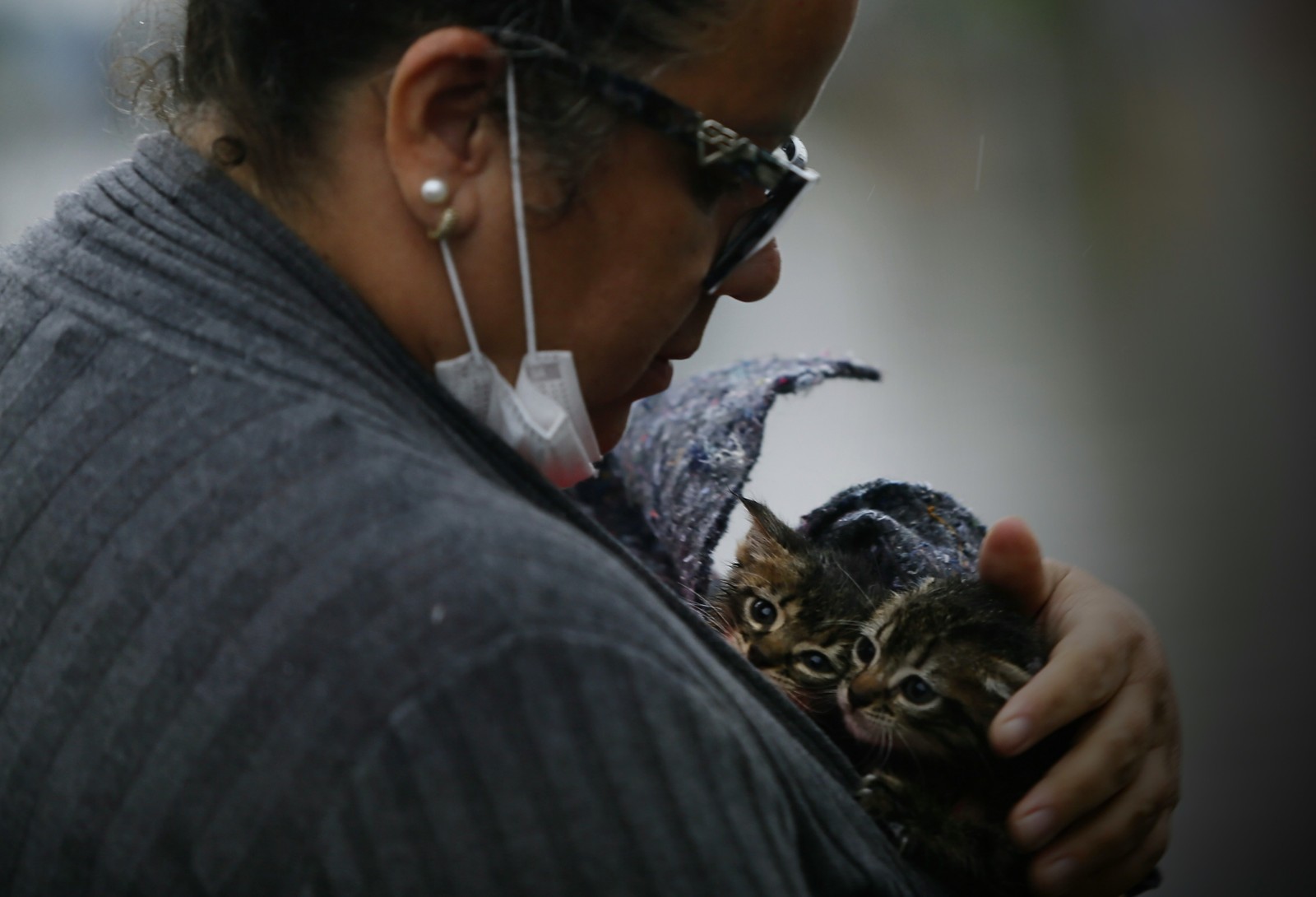 No Centro de Canoas, pessoas trabalham no resgate de pessoas, animais e medicamentos. — Foto: Cristiano Mariz / Agência O Globo