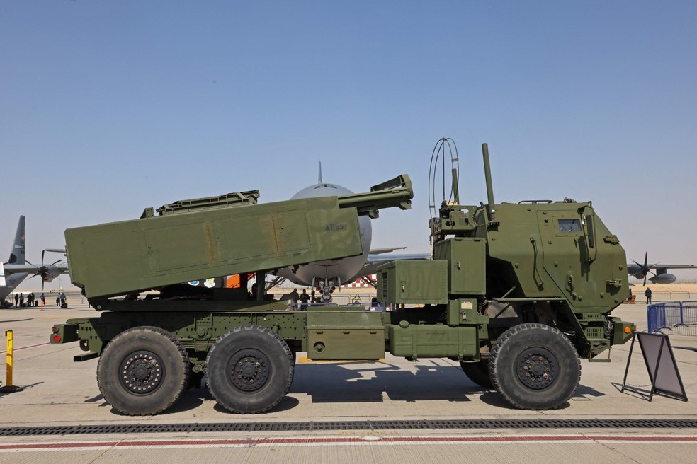 O sistema de lançamento múltiplo de mísseis HIMARS em uma feira em Dubai — Foto: Giuseppe CACACE / AFP