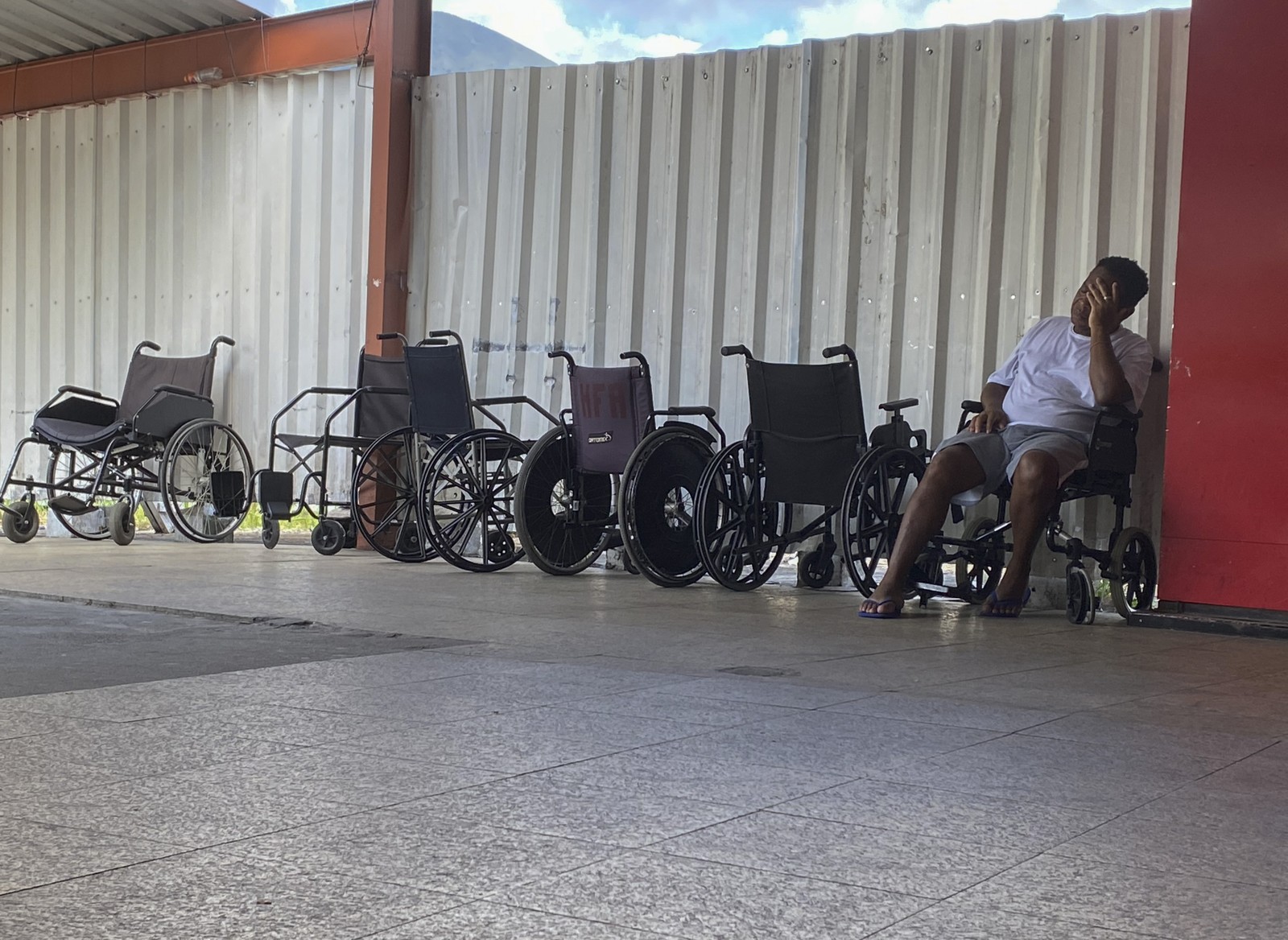 O paciente Cléber Tavares aguarda atendimento na emergência do Hospital do Andaraí. — Foto: Márcia Foletto