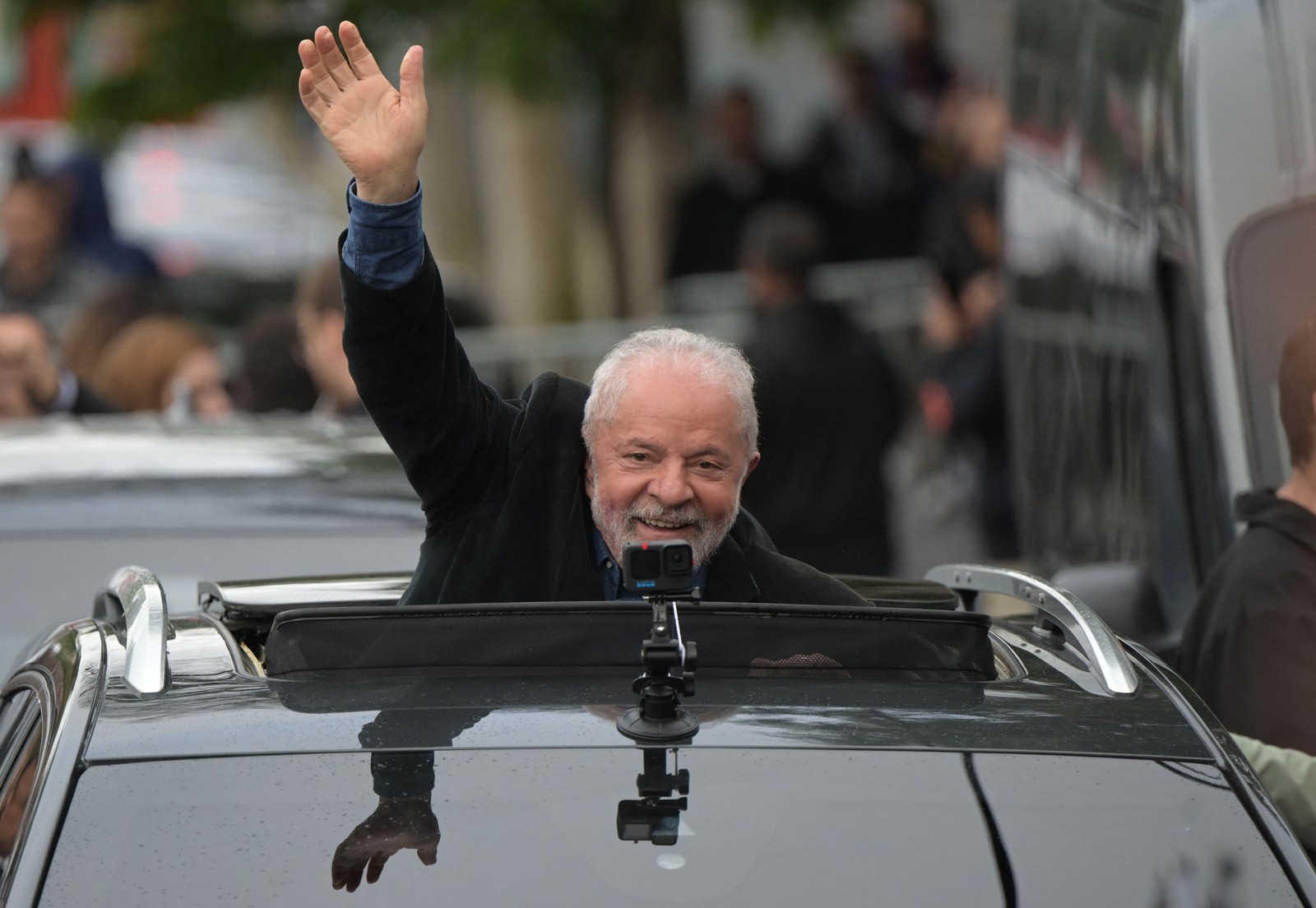 Lula acena para apoiadores ao deixar seu local de votação na Grande São Paulo — Foto: Ernesto Benavides / AFP