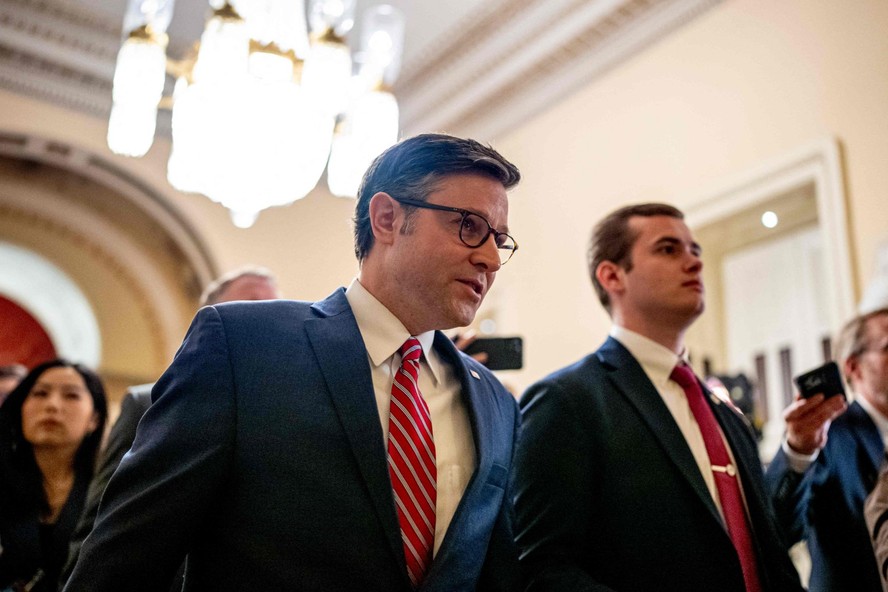 O presidente da Câmara, Mike Johnson, caminha em direção à Câmara dos Deputados no Capitólio em Washington