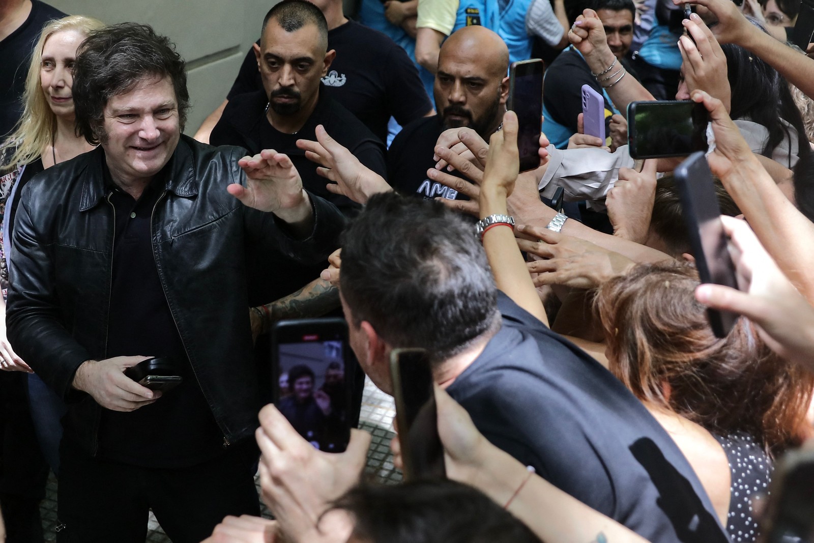 Milei cumprimenta apoiadores após votar em Buenos Aires — Foto: Emiliano Lasalvia / AFP