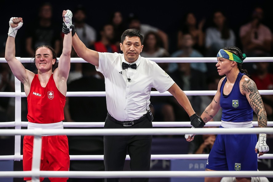 Bia Ferreira vê o anúncio da vitória de sua rival, a irlandesa Kellie Harrington, no torneio de boxe dos Jogos de Paris