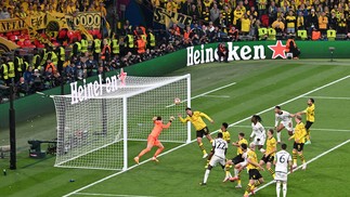 O zagueiro espanhol nº 02 do Real Madrid, Dani Carvajal (C), marca o gol de abertura durante a final da Liga dos Campeões da UEFA entre Borussia Dortmund e Real Madrid, no estádio de Wembley, em Londres, em 1º de junho de 2024. — Foto: JUSTIN TALLIS / AFP