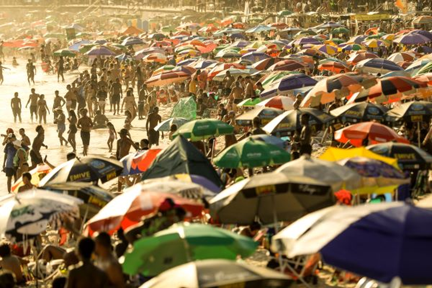 Calor forte levou muitas pessoas às praias do Rio