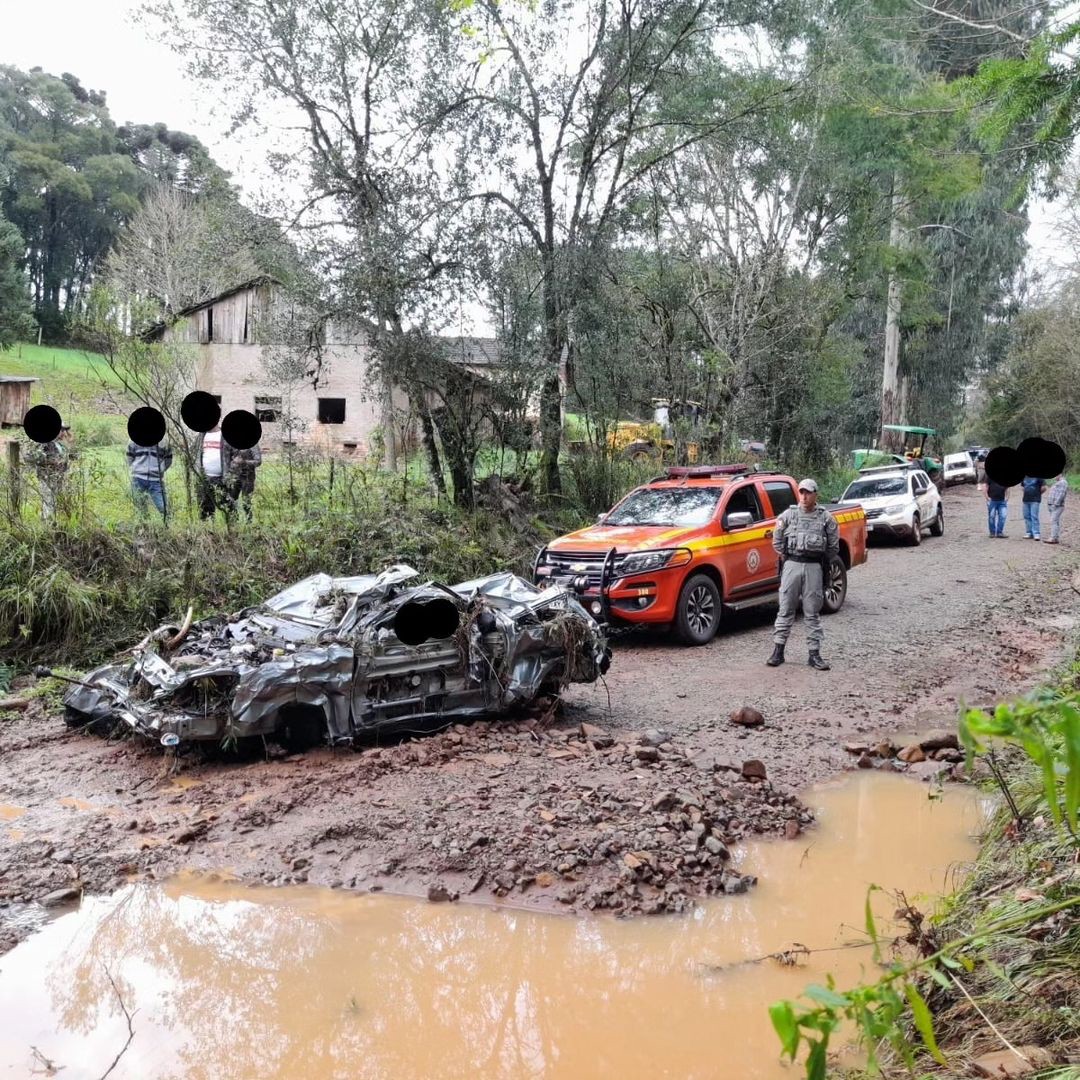 O Corpo de Bombeiros encontrou nesta segunda-feira (04/09), um veículo com dois corpos, dentro de um rio, na Linha Bira, em Ibiraiaras (RS) — Foto: Divulgação CBMRS