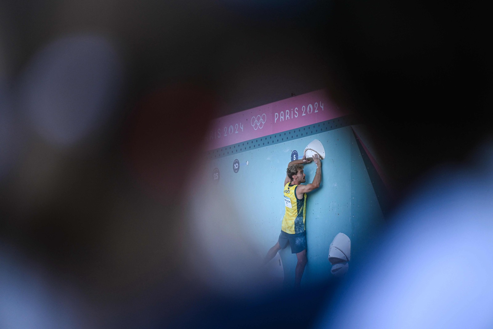 O australiano Campbell Harrison durante a semifinal masculina de escalada esportiva — Foto: Jonathan NACKSTRAND / AFP