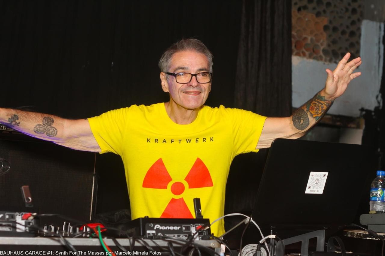 Aos 62 anos, o DJ Edinho comanda festas de indie rock e post-punk, como a Bauhaus e a estreante Disorder — Foto: Divulgação