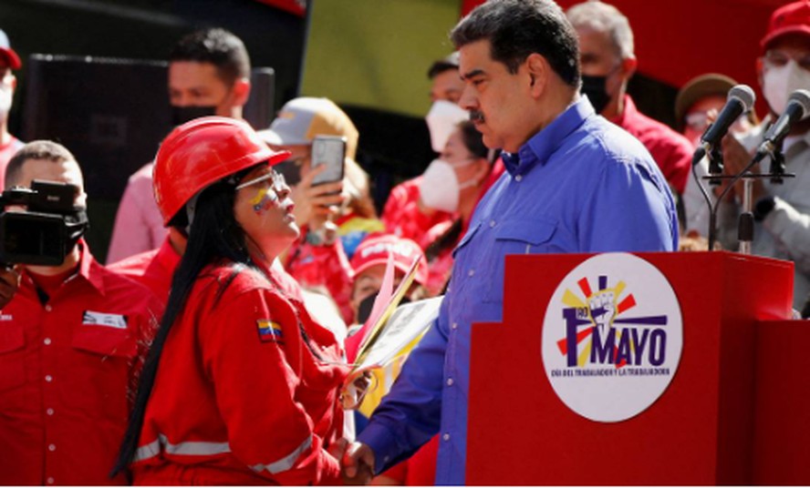 Presidente da Venezuela, Nicolás Maduro, aperta a mão de funcionária da estatal petrolífera PDVSA, no dia 1º de maio