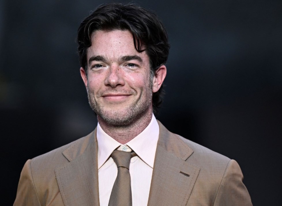 O comediante John Mulaney também foi convidado da festa da grife francesa — Foto: Divulgação/AFP