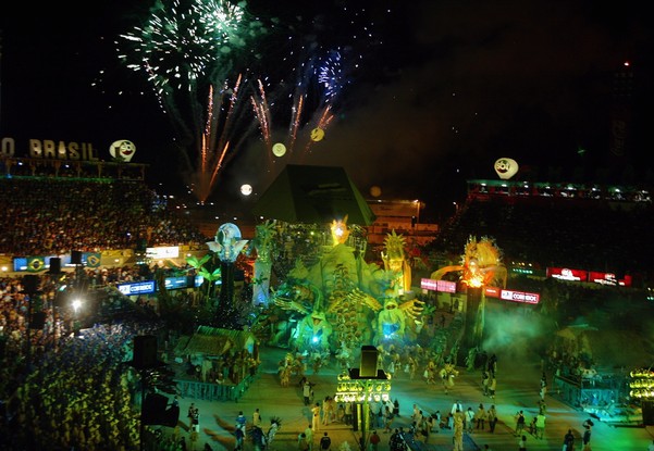 O bumbódromo, em Parintins, em noite de festival
