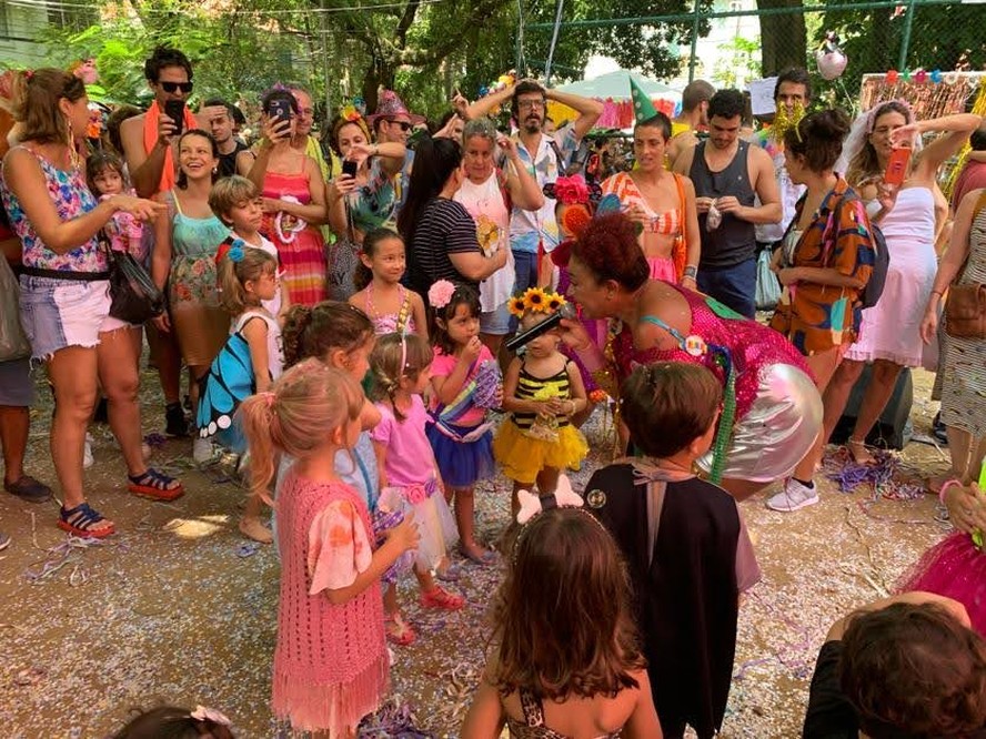 Crianças (e adultos) se divertem em edição da folia realizada há 17 anos no Jardim Botânico