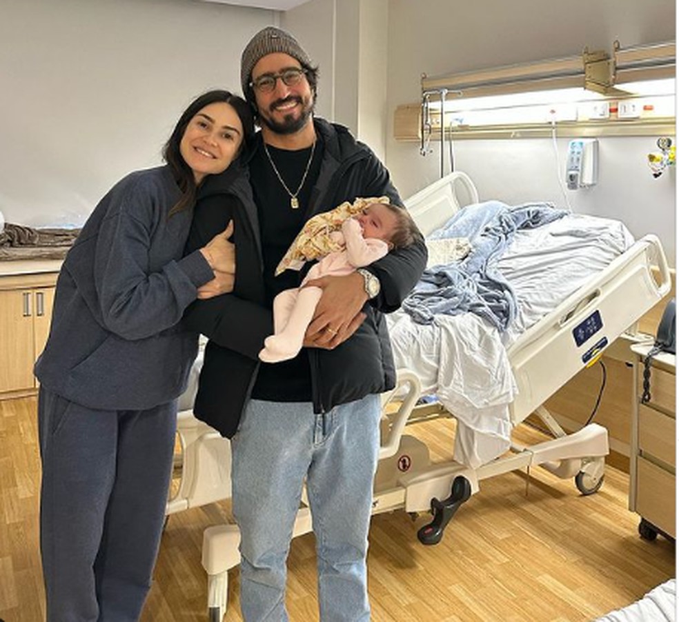 Thaila Ayala com a filha e o marido, Renato Góes — Foto: Reprodução/Instagram