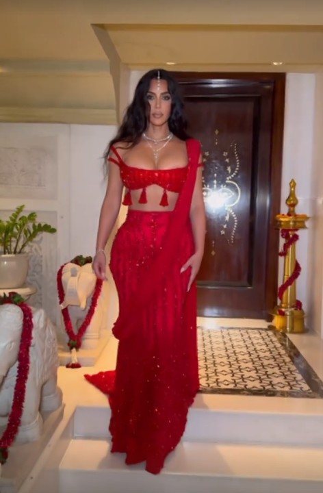 Kim Kardashian exibe look para casamento na Índia — Foto: Instagram