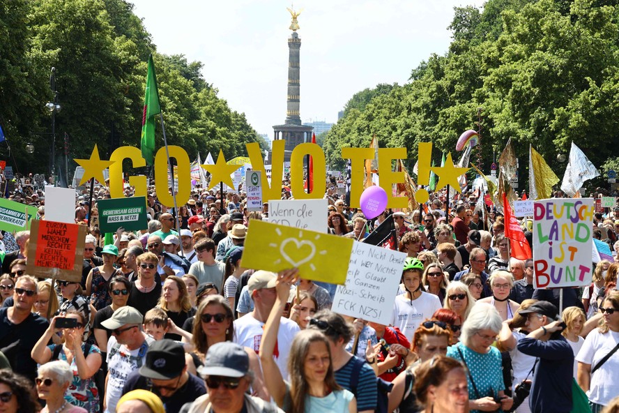 Alemães protestam contra a ascensão da extrema direita em Berlim