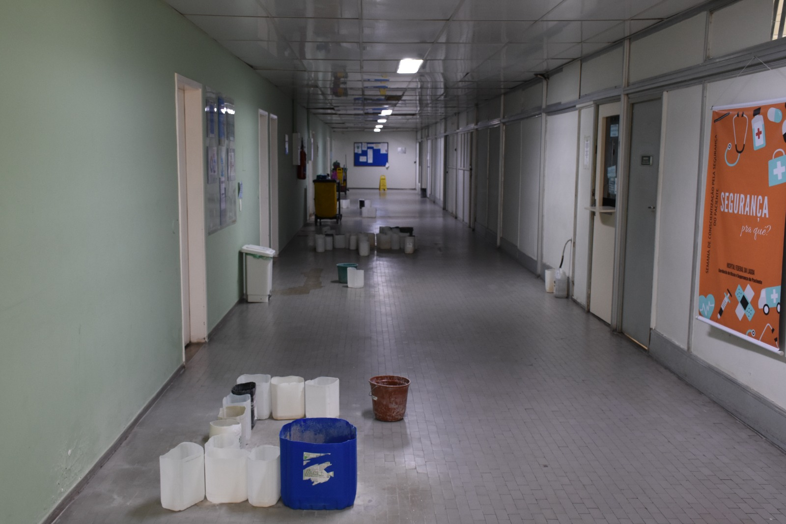 Corredor de acesso a ala de enfermaria no 7° abandonado e fechado por goteiras de infiltrações no Hospital Federal da Lagoa — Foto: Reprodução relatório