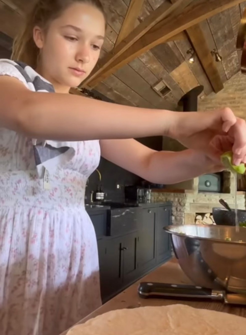 Harper finaliza o molho com limão — Foto: Reprodução