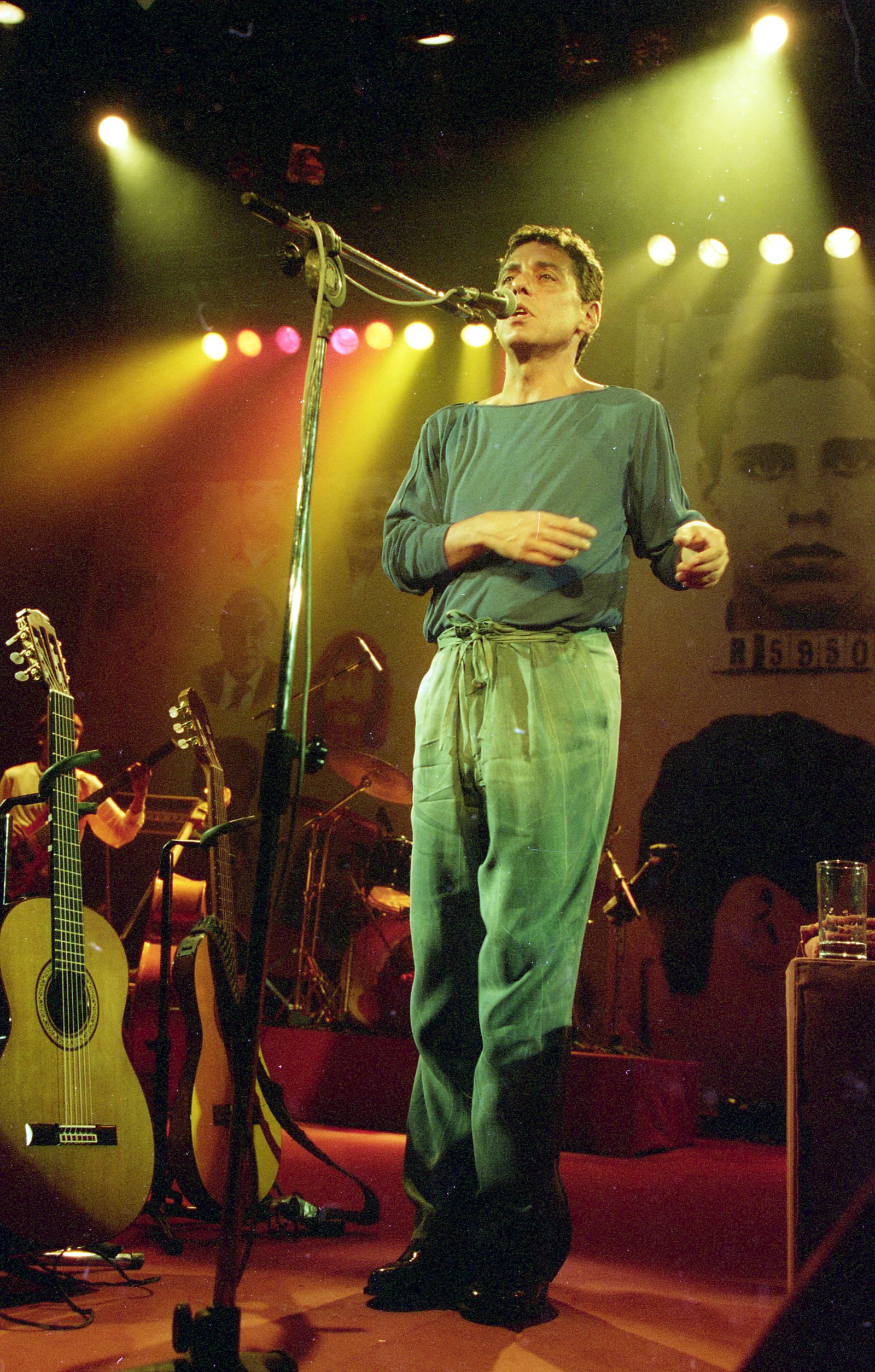 Chico Buarque em show no Canecão, em 1994. — Foto: Paula Johas / Agência O Globo