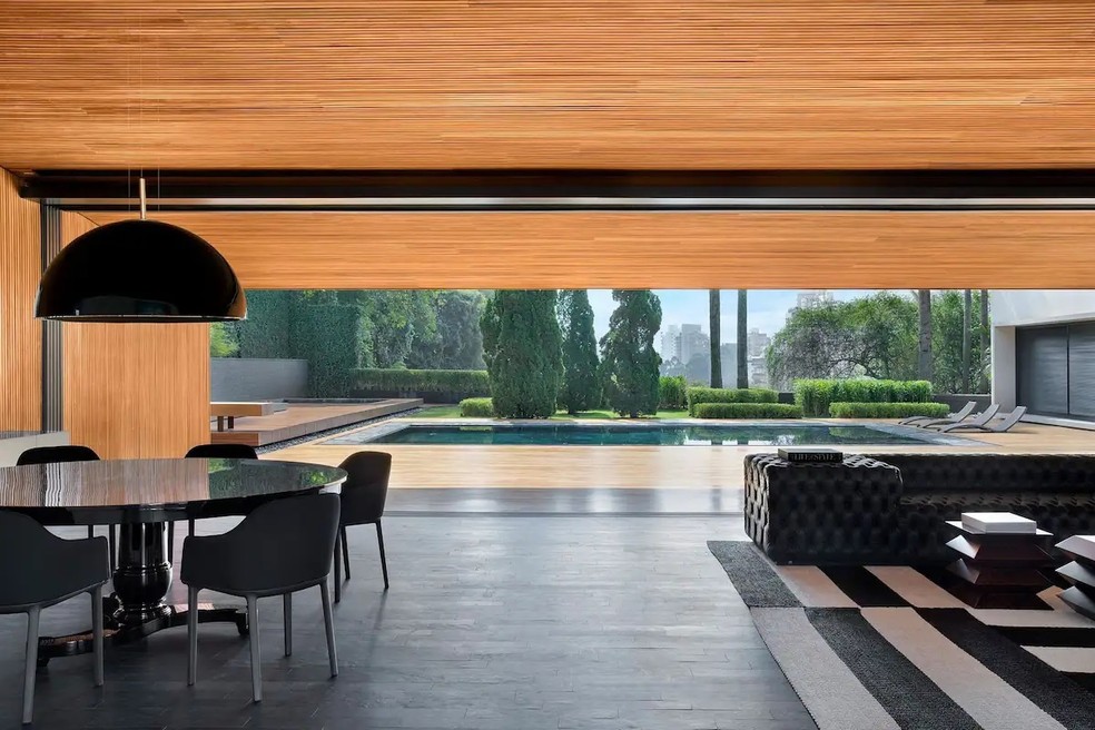 Sala de estar da mansão de estilo moderno na Vila Tramontano, na cidade de São Paulo, que tem diária de R$ 53 mil no Airbnb — Foto: Reprodução / Airbnb
