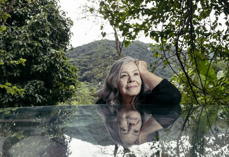 Rosiska Darcy em sua casa no Rio de Janeiro: entre a floresta e a cidade