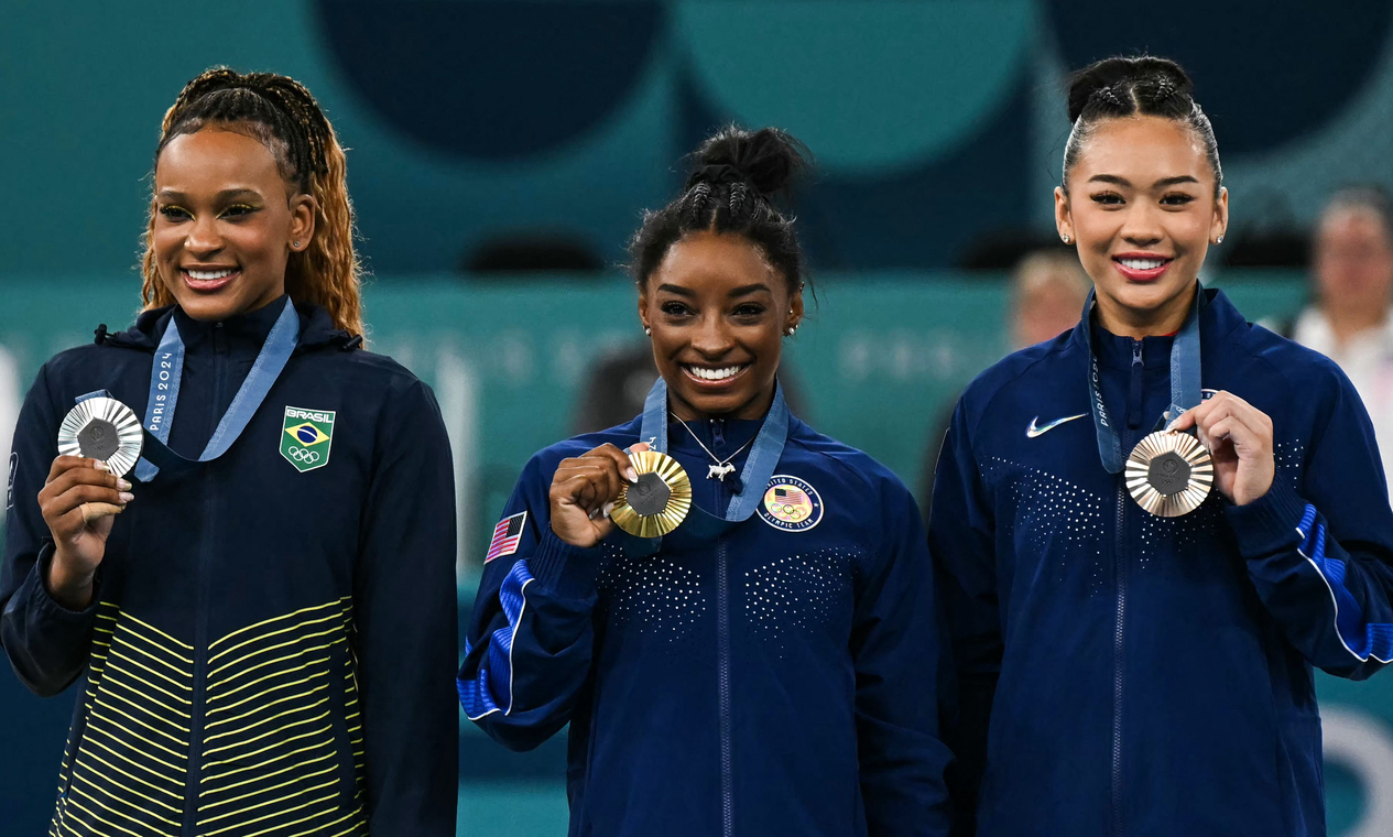 Rebeca Andrade vai saltar depois de Simone Biles na final deste sábado em Paris