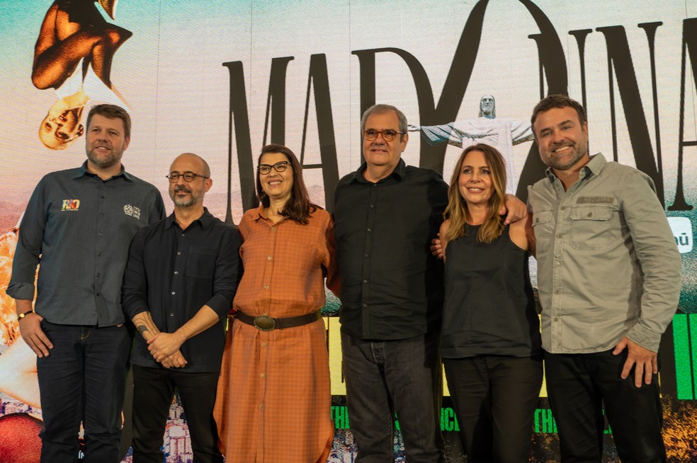 Coletiva de impresa para anunciar show de Madonna na praia de Copacabana: Gustavo Tutuca (à esquerda, Secretário de Estado de Turismo do Rio de Janeiro), Eduardo Tracanella (CMO Itaú Unibanco), Danielle Barros (Secretária Estadual de Cultura e Economia Criativa do Rio de Janeiro), Luiz Oscar Niemeyer (CEO da Bonus Track), Daniela Maia (Secretária de Turismo do Rio de Janeiro), Guilherme Bailão (diretor de Experiências de Marca e Patrocínios do Grupo Heineken)) — Foto: Divulgação/Leonardo Nogueira