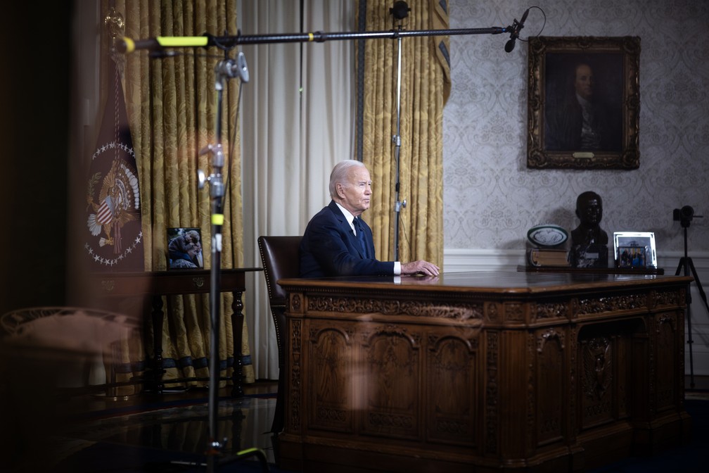 O presidente Joe Biden durante discurso televisionado para a nação no Salão Oval, na Casa Branca, em Washington — Foto: Tom Brenner/The New York Times