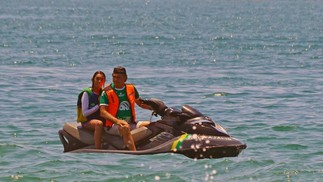 Bolsonaro passeia de jet-ski com sua filha Laura no litoral de Santa Catarina, em dezembro de 2021. O presidente foi alvo de críticas por curtir dias de folga enquanto a tragédia das chuvas deixava mortos e desabrigados na Bahia  — Foto: Dieter Gross / iShoot/Agência O Globo