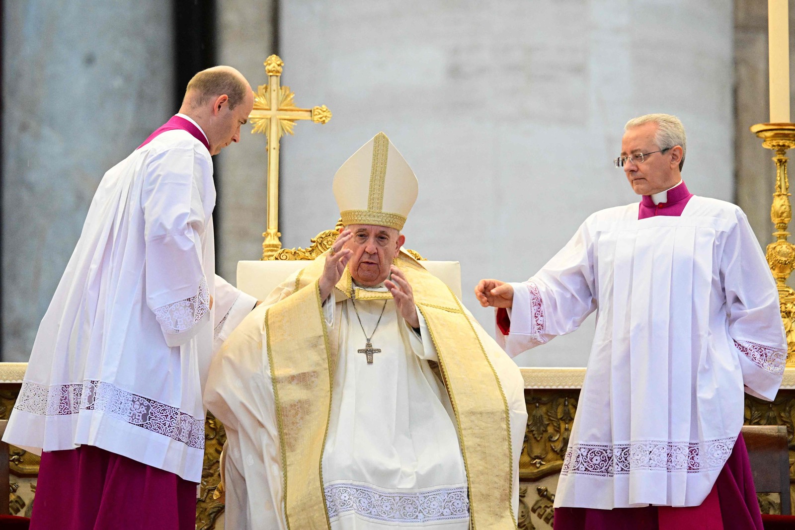 Milhares de fiéis, incluindo o presidente italiano Sergio Mattarella, assistiram à missa de beatificação na Praça de São Pedro sob chuva — Foto: AFP