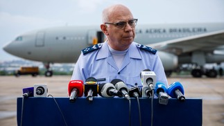 Tenente brigadeiro Marcelo Kanitz, Comandante da Aeronáutica, em fala à imprensa — Foto: Brenno Carvalho/Agência O Globo