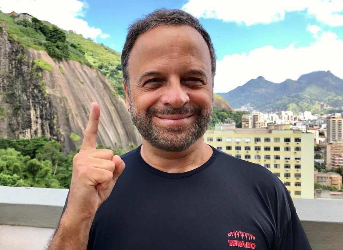 Hoje Marcos Breda tem 63 anos e continua atuando, além de trabalhar com astrologia. Suas últimas novelas foram "Além da ilusão", na Globo e "Reis", na Record — Foto: Reprodução