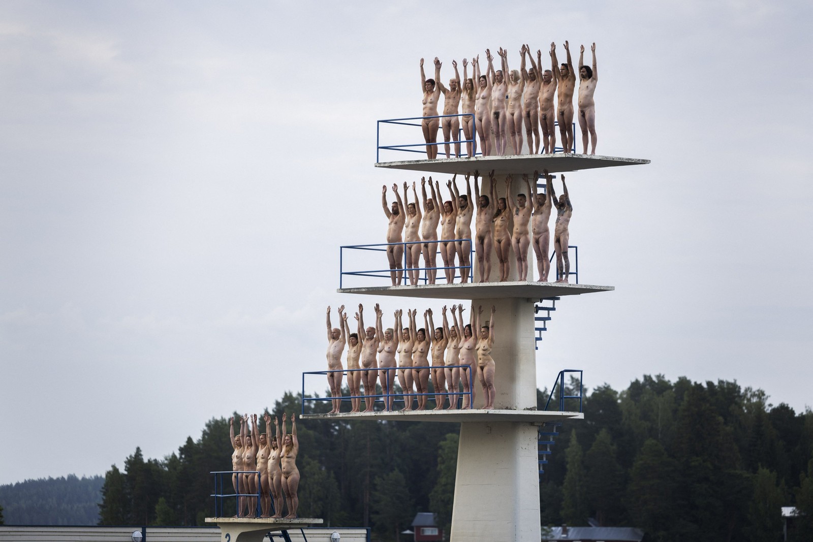 Cerca de mil pessoas posaram nuas na Finlândia para o fotógrafo Spencer Tunick, em julho de 2023. — Foto: Matias Honkamaa / Lehtikuva / AFP