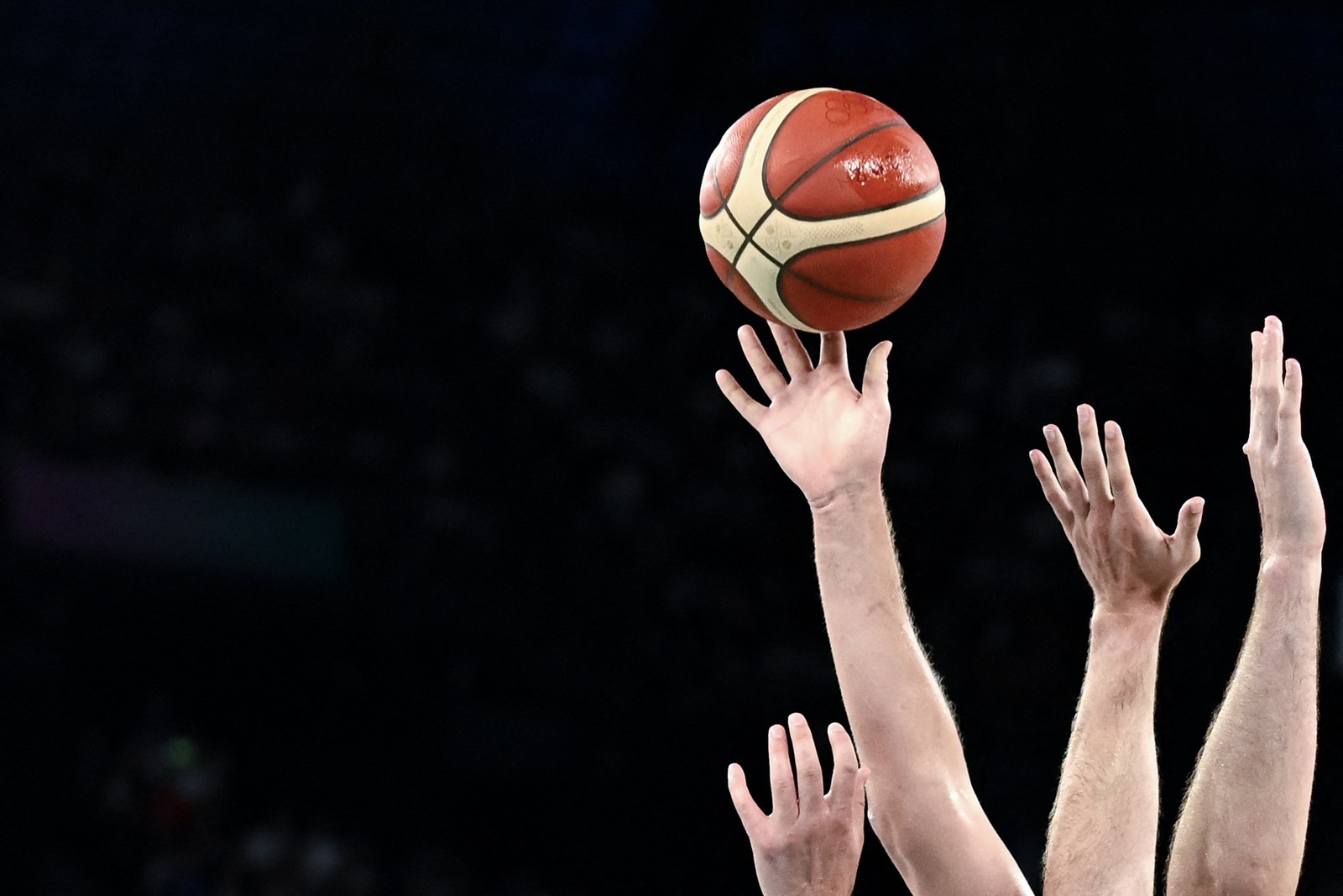 Jogadores disputam a bola durante a partida de basquete das quartas de final masculina — Foto: Aris MESSINIS / AFP