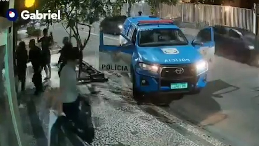 Dois policias militares abordam adolescentes negros filhos de embaixadores em Ipanema