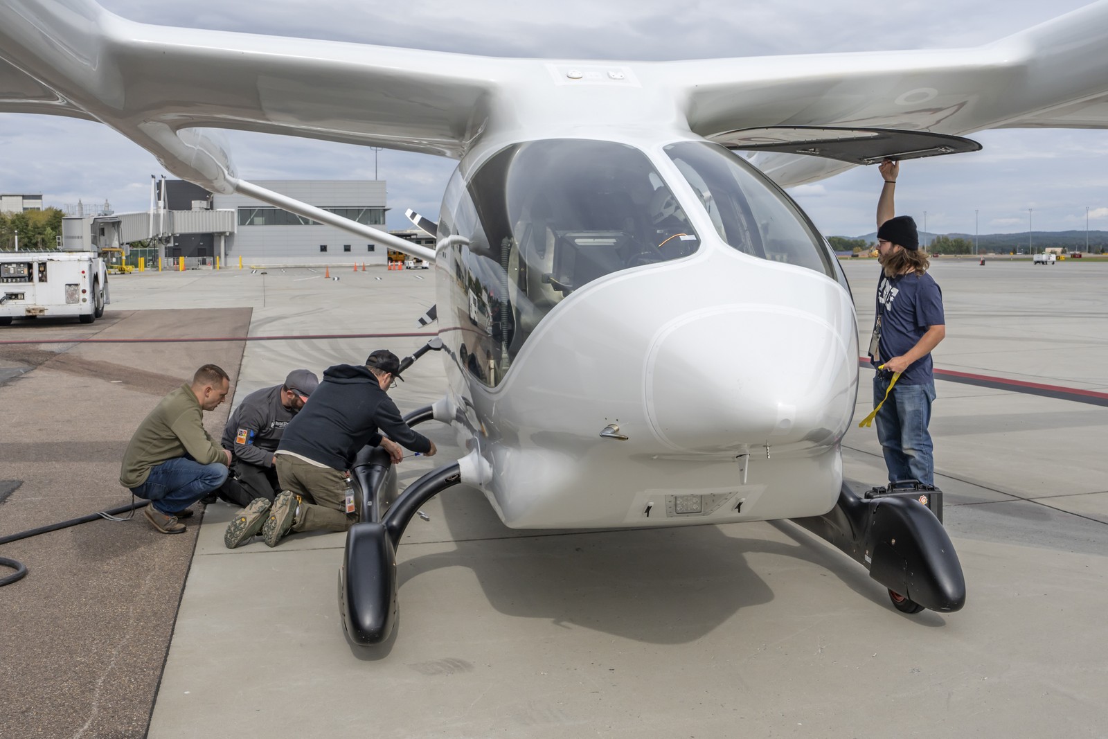 Funcionários da Beta Technologies preparando a aeronave elétrica experimental Alia CTOL para decolagem em Burlington — Foto: Tony Cenicola/The New York Times