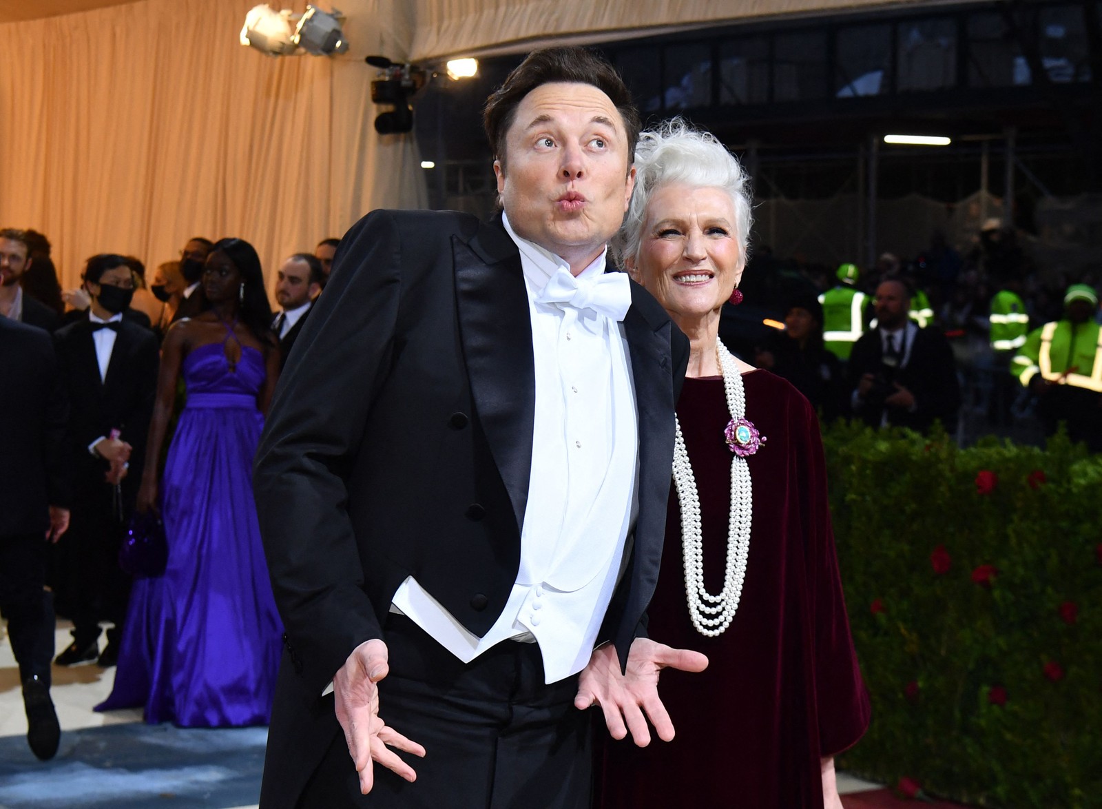 O bilionário Elon Musk, que chamou a atenção do mundo nos últimos dias por comprar o Twitter por US$ 44 bilhões, é umas das celebridades no tapete vermelho do Met Gala, em NY. Ele chegou acompanhado de sua mãe, a modelo e influenciadora digital Maye MuskAFP/2-5-2022