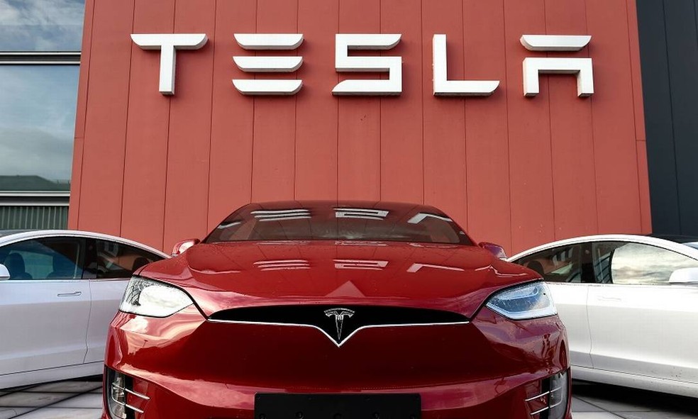 Tesla, fabricante de veículos elétricos do bilionário Elon Musk é grande consumidora de baterias feitas com lítio  — Foto: AFP