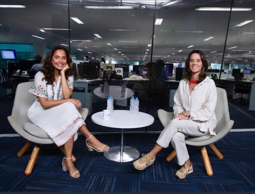 A atriz Camila Pitanga e a jornalista Maria Fortuna no estúdio da redação de OGLOBO