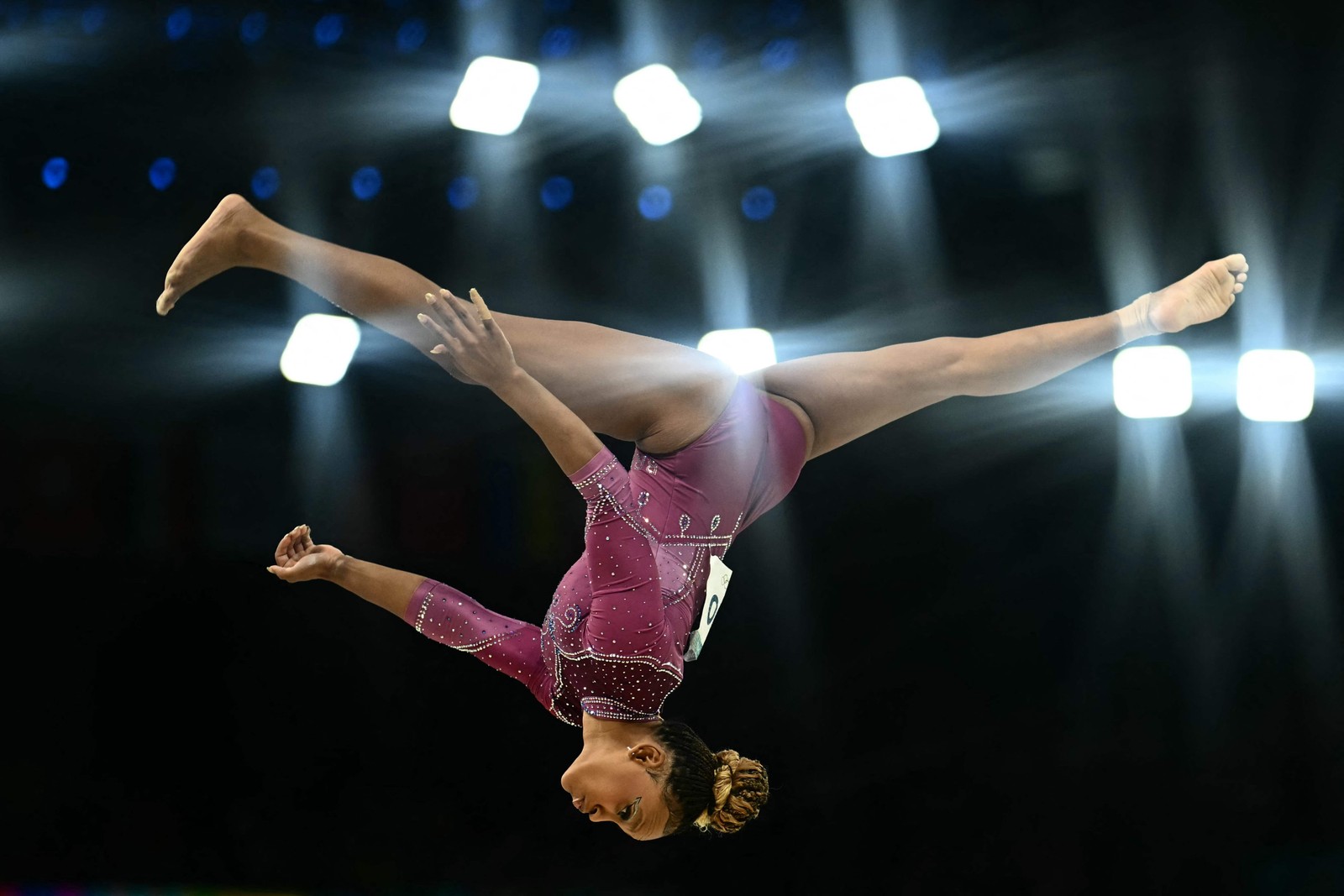 Rebeca Andrade compete na final feminina da trave de equilíbrio da ginástica artística durante os Jogos Olímpicos de Paris 2024 — Foto: Loic VENANCE / AFP