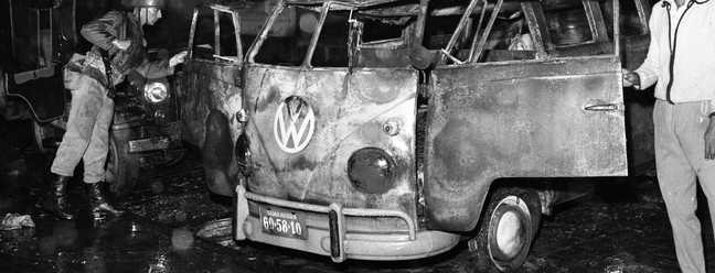 Kombi e jipe do jornal Última Hora depredados durante manifestação em 1º de abril de 1964 — Foto: Agência O Globo