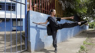 A rampa de acessibilidade da escola é ponto de parada para Alice; sempre que pode, aproveita para se alongar e exibir alguns movimentos no corrimão que serve de barra