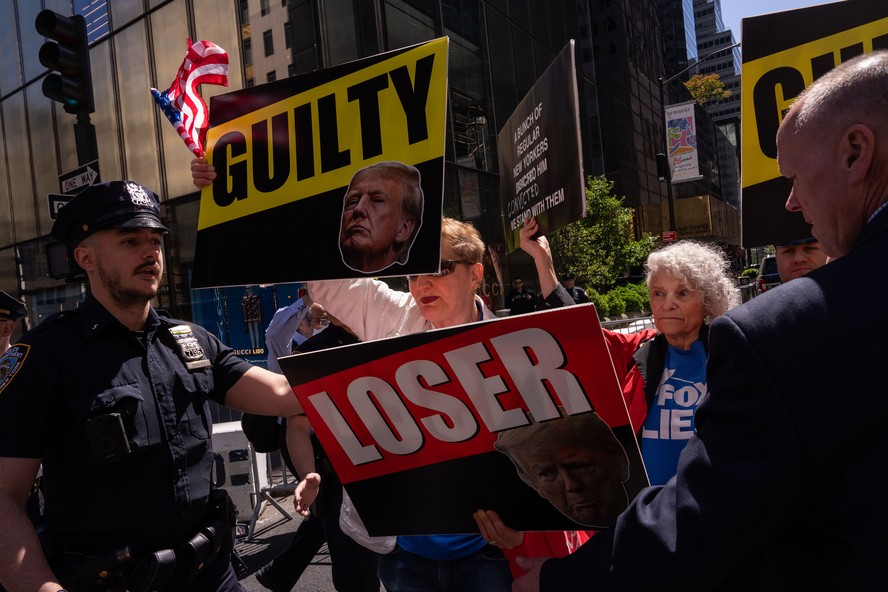 Manifestantes anti-Trump do lado de fora da Trump Tower antes do discurso do ex-presidente Donald Trump em Nova York, sexta-feira, 31 de maio de 2024.