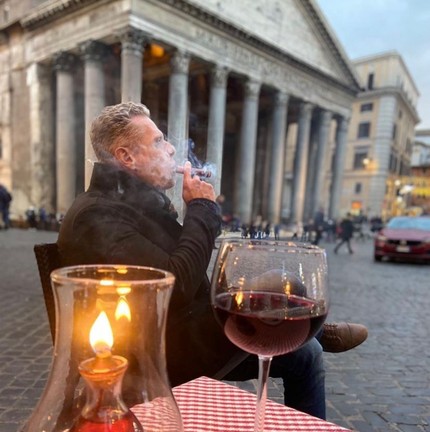 Cipriano posa com charuto e vinho numa praça em Roma, capital da Itália — Foto: Reprodução