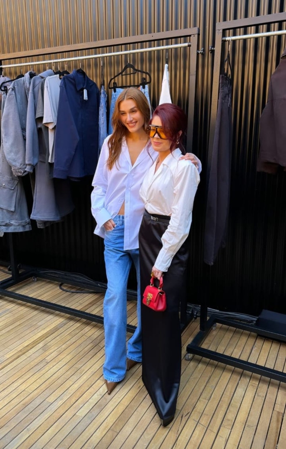 Gkay posou com Sasha Meneghel em bastidores de desfile — Foto: Reprodução Instagram