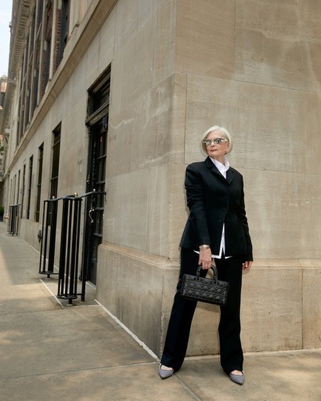 Lyn Slater, 71 anos, é modelo, professora universitária e comanda um blog sobre estilo e envelhecimento — Foto: Reprodução / Instagram